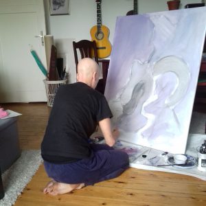 Lux malt im Wohnzimmer (Jens H. Westermann)