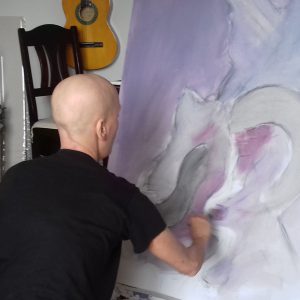 Lux malt im Wohnzimmer (Jens H. Westermann)